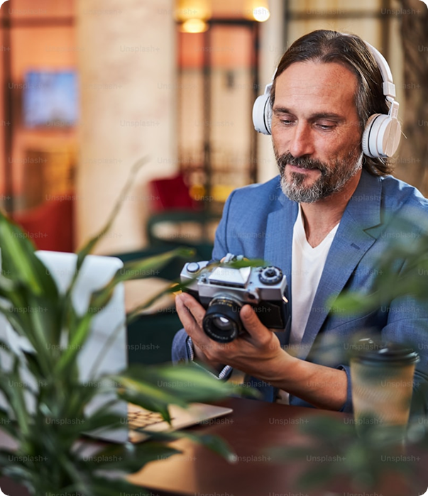 foto man met camera en een koptelefoon